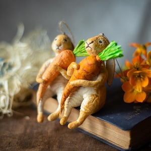 Ornamento di cotone filato a forma di coniglio, decorazione per albero di Pasqua a forma di coniglio con carota, bambola di cartapesta, statuina di cestino di Pasqua di ispirazione vintage