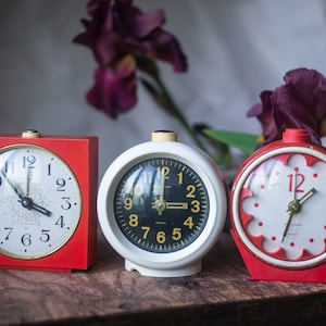 Vintage red alarm clock, Jantar 4 stones mechanical clock, mid-century round clock, desk accessories, old wind-up clock