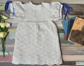 Vestitino vintage bianco all'uncinetto per neonata: maglia in cotone e pizzo anni '70