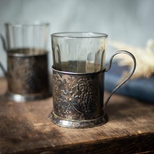 Metallglashållare med druvmotiv, 1950-talets sovjetiska vintage Podstakannik, Sovjetunionen tumlarhållare, antika glas