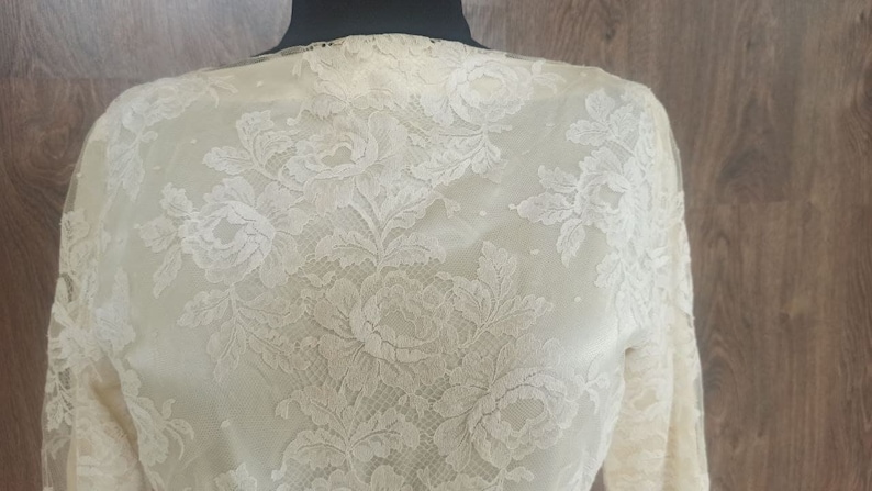 Op de afbeelding: Een set van drie keramische mokken met een gespikkelde, matte afwerking. De mokken zijn in de tinten cr&egrave;me, lichtgrijs en donkergrijs. Elke mok heeft een eenvoudig, modern ontwerp en een afgeronde handgreep. De mokken zijn op elkaar gestapeld.