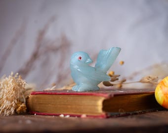 Vintage fluorietvogelbeeldje, gesneden kristallen sculptuur, plankdecor kleine edelsteen