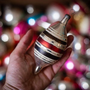 Adornos navideños de cristal a rayas vintage, juego de bolas y carámbanos de los años 50. imagen 5