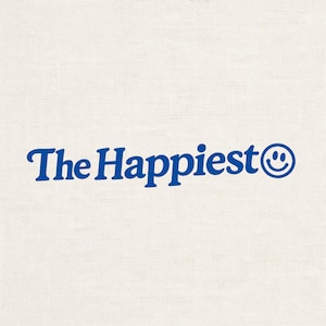 Puede incluir: Un dise&ntilde;o gr&aacute;fico que presenta el texto The Happiest en una fuente serif azul en negrita, seguido de un icono de cara sonriente circular azul. El dise&ntilde;o se sit&uacute;a sobre un fondo texturizado de color blanco roto que recuerda a una tela.