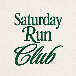Op de afbeelding: Crèmekleurige achtergrond met de woorden "Saturday Run Club" in donkergroene, gestileerde letters. De tekst is in drie regels gerangschikt, met "Saturday" bovenaan, "Run" in het midden en "Club" onderaan.