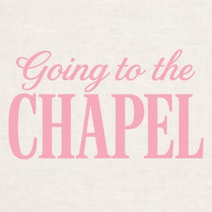 Puede incluir: Un fondo de tela de color claro con el texto rosa Going to the en una fuente cursiva, colocado sobre la palabra CHAPEL, escrita en una fuente serif rosa grande y negrita. El dise&ntilde;o est&aacute; centrado sobre la superficie textil.