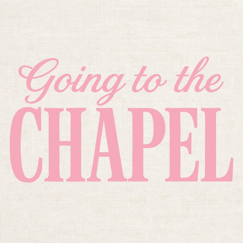 Puede incluir: Un fondo de tela de color claro con el texto rosa Going to the en una fuente cursiva, colocado sobre la palabra CHAPEL, escrita en una fuente serif rosa grande y negrita. El dise&ntilde;o est&aacute; centrado sobre la superficie textil.