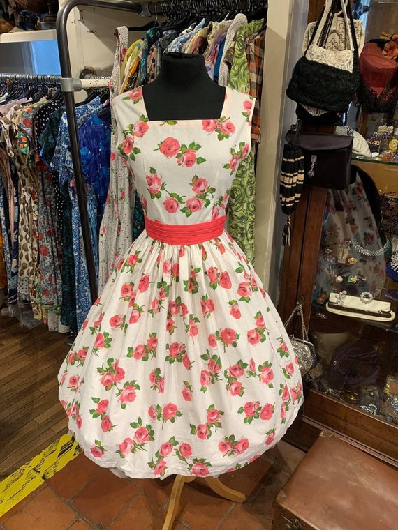Beautiful 1950’s rose print dress