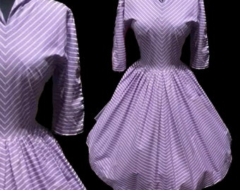 Beautiful 1950’s strip purple/white cotton full skit summer day dress