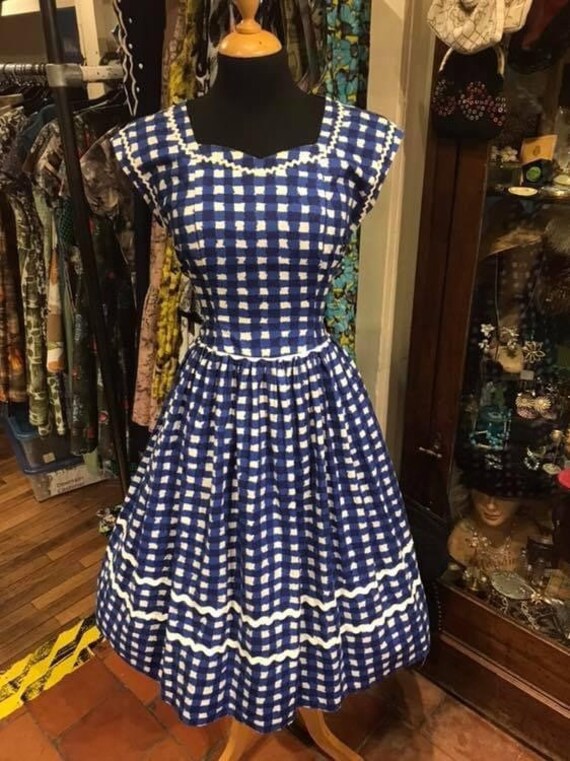 Gorgeous 1950s cotton day dress