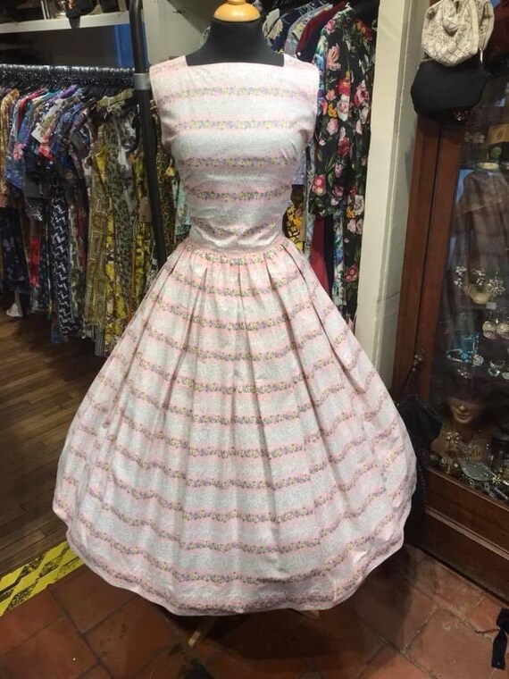 Pretty 1950s cotton day dress