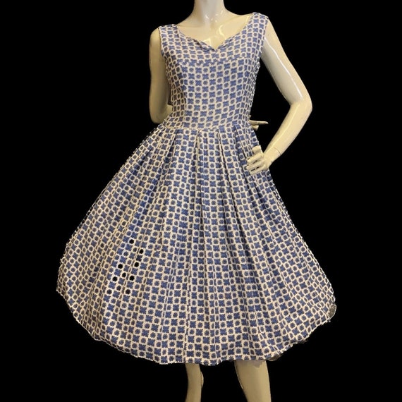 1950’s blue/white geometric pattern full skirt co… - image 2