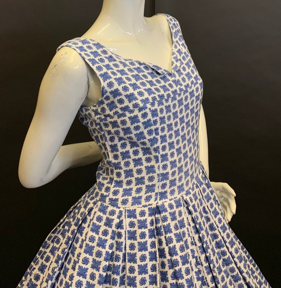 1950’s blue/white geometric pattern full skirt co… - image 6