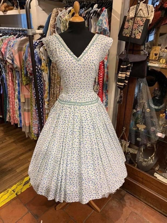 Beautiful 1950s cotton day dress
