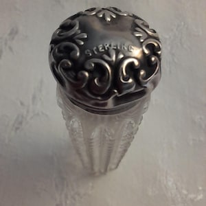 Edwardiaans glazen parfumflesje met mooie zilveren dop
