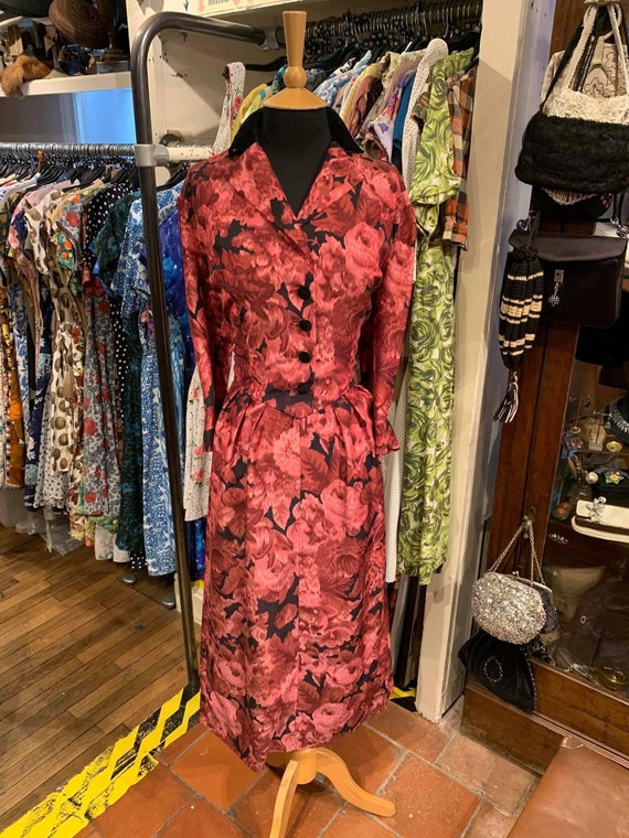 Stunning 1950s wiggle dress