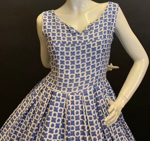 1950’s blue/white geometric pattern full skirt co… - image 4