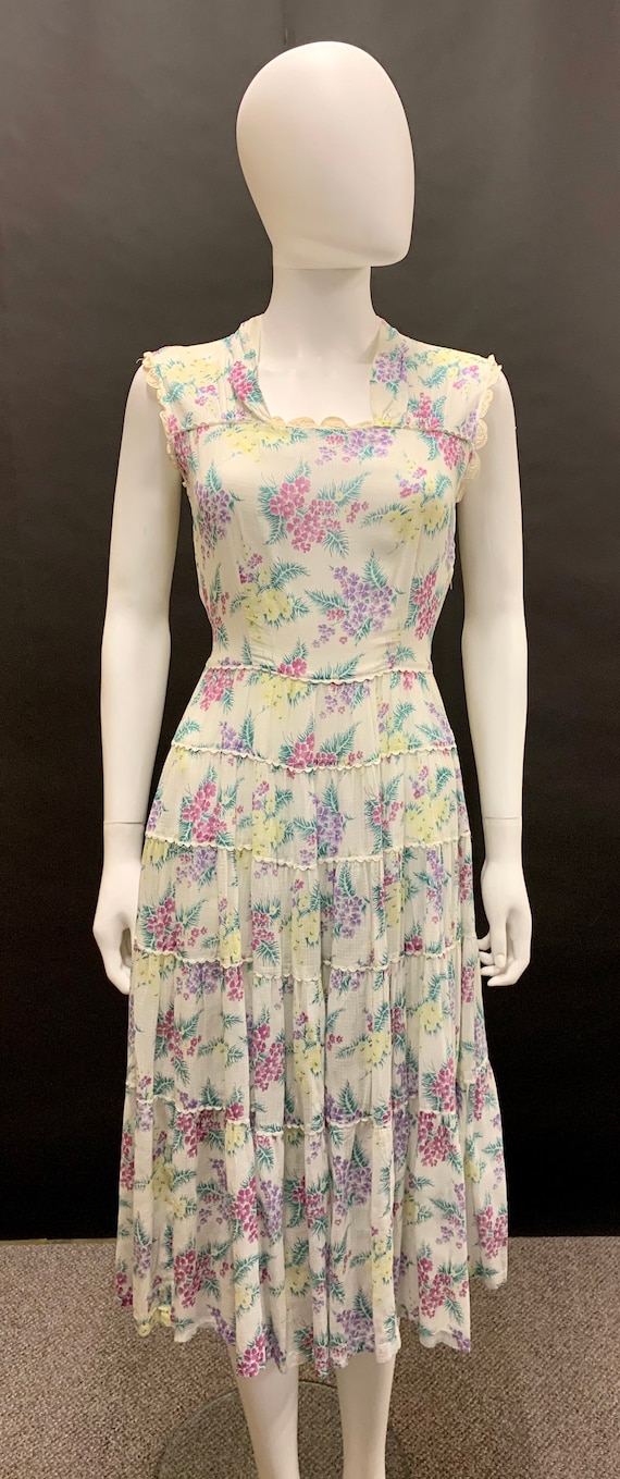 Pretty 1940s day dress