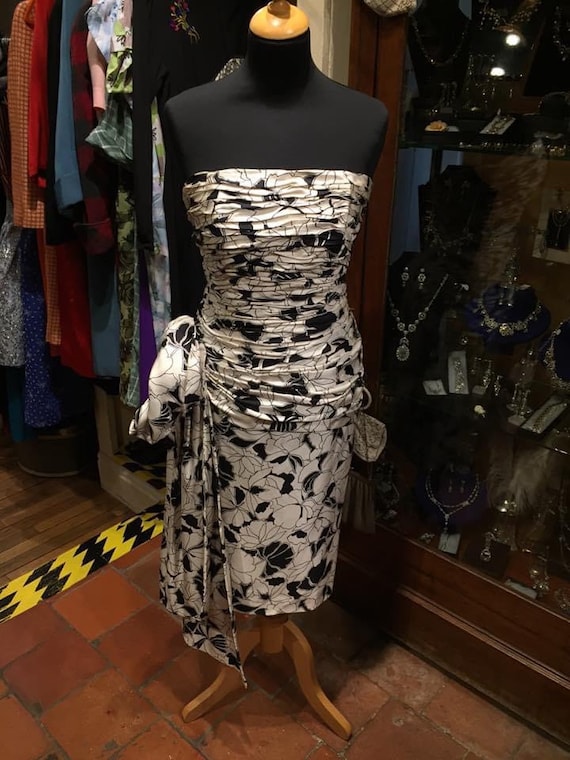 Gorgeous 1950s wiggle dress
