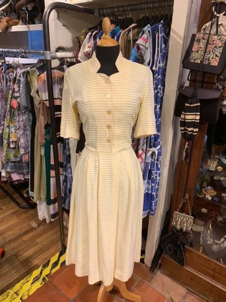 Beautiful 1940s day dress image 2