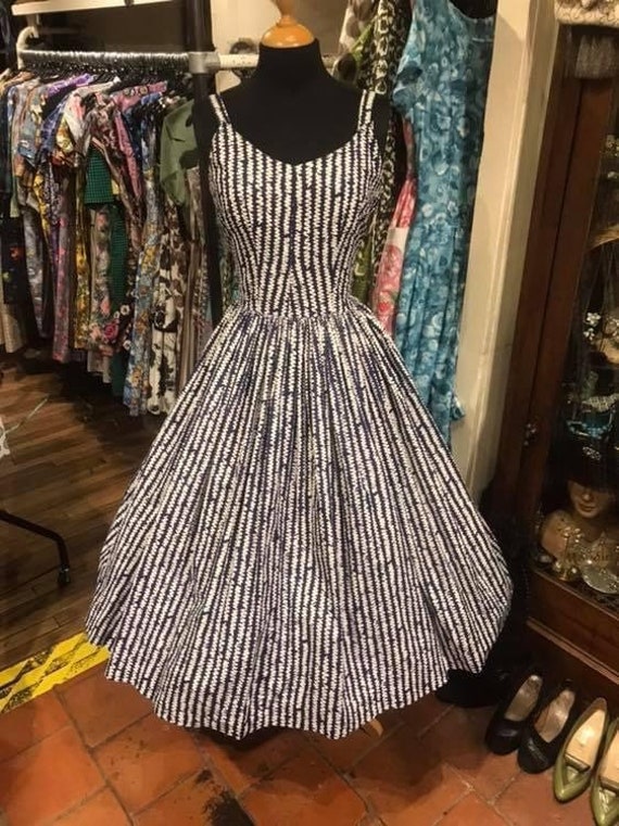 Beautiful 1950s day dress