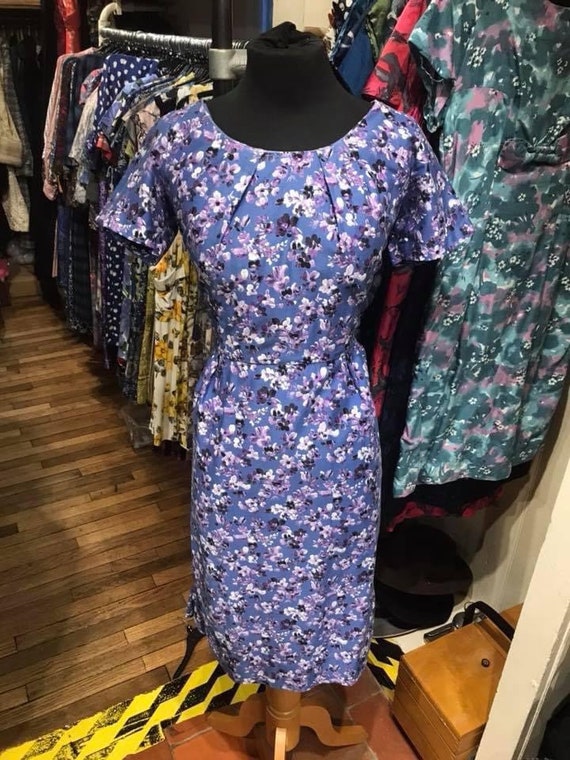 Gorgeous 1950s wiggle dress