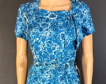 Adorable 1950s blue floral day dress (36” bust)