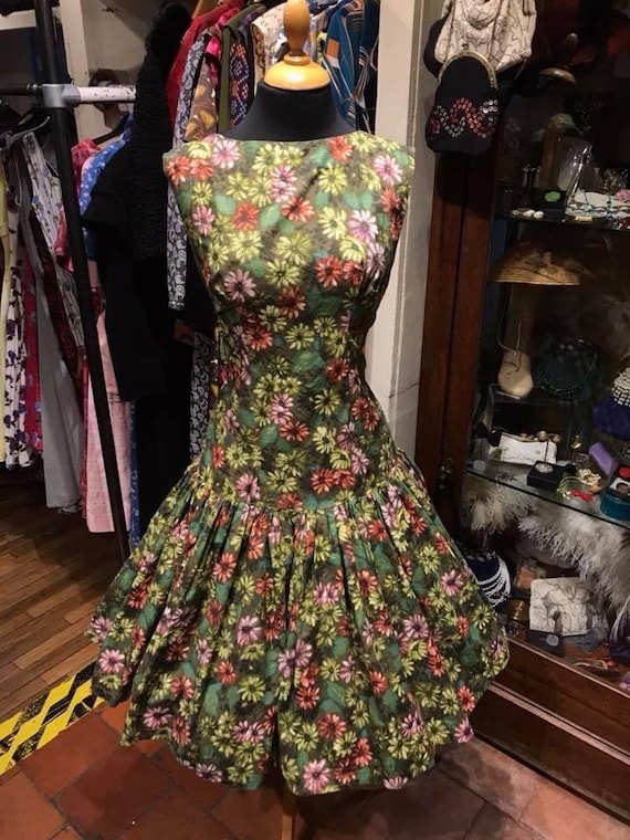 Pretty 1950s cotton day dress