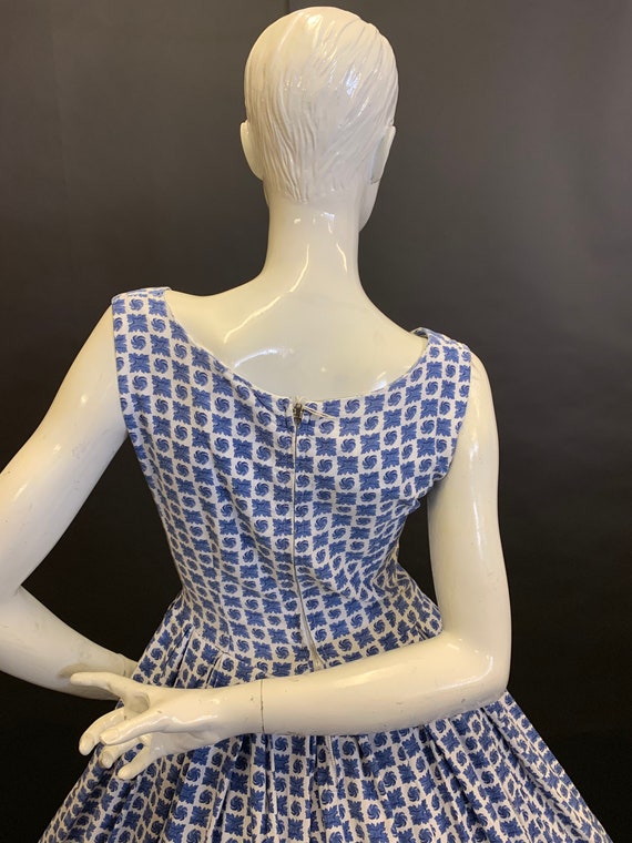1950’s blue/white geometric pattern full skirt co… - image 5