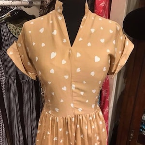 Robe de jour en coton des années 50 - Imprimé coeur beige miel, 38" buste