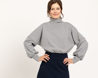 Tailliertes Oversize Kleid Sassnitz mit weiten Ärmeln, Taillenpasse und Rollkragen aus Strickjacquard