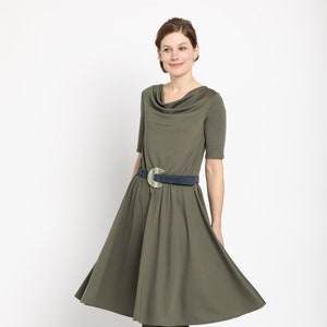 Jerseykleid Breitach mit Wasserfalldekolleté und schwingendem Rock in hellem oliv Bild 2