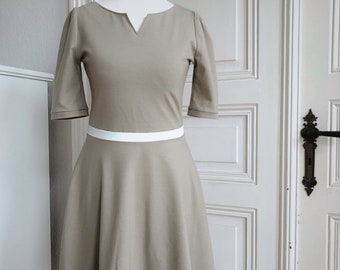 Sand-colored cotton jersey summer dress Lou with keyhole neckline and circle skirt