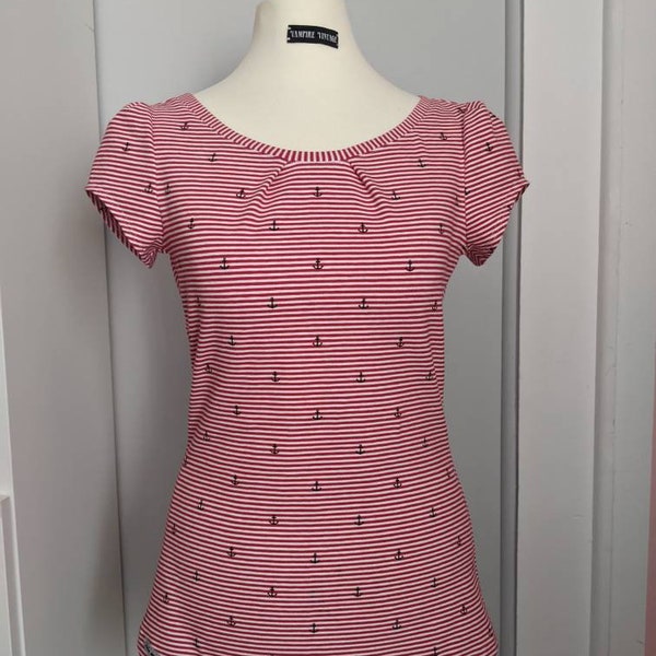 Shirt Anni mit Streifen und Ankern, maritimes Sommertop mit Streifen in rot, Ringelshirt mit kleinen Puffärmeln