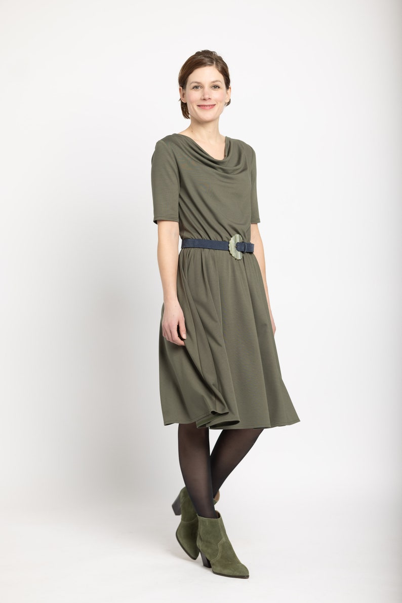 Jerseykleid Breitach mit Wasserfalldekolleté und schwingendem Rock in hellem oliv Bild 6