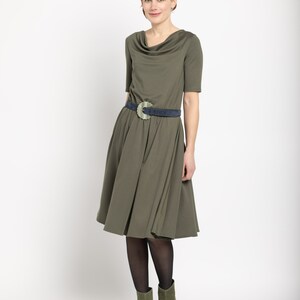 Jerseykleid Breitach mit Wasserfalldekolleté und schwingendem Rock in hellem oliv Bild 5