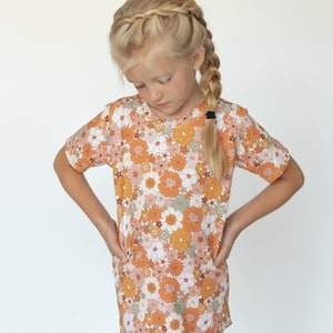 T-shirt à fleurs pour enfants, imprimé vêtements pour fille, chemise colorée à fleurs rétro, haut scandinave bio, t-shirt long assorti pour bébé image 3