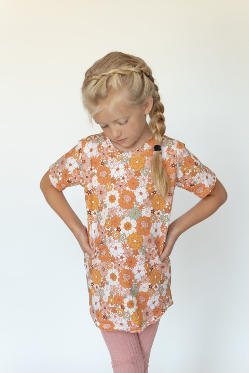 T-shirt à fleurs pour enfants, imprimé vêtements pour fille, chemise colorée à fleurs rétro, haut scandinave bio, t-shirt long assorti pour bébé image 3