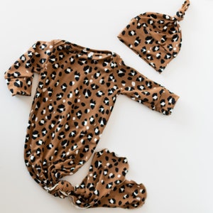 Set bamboe babyjurk met luipaardprint: biologische cheetaprint, muts en wanten