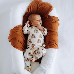 Completo per neonato arcobaleno: tutina con cerniera in cotone biologico, unisex