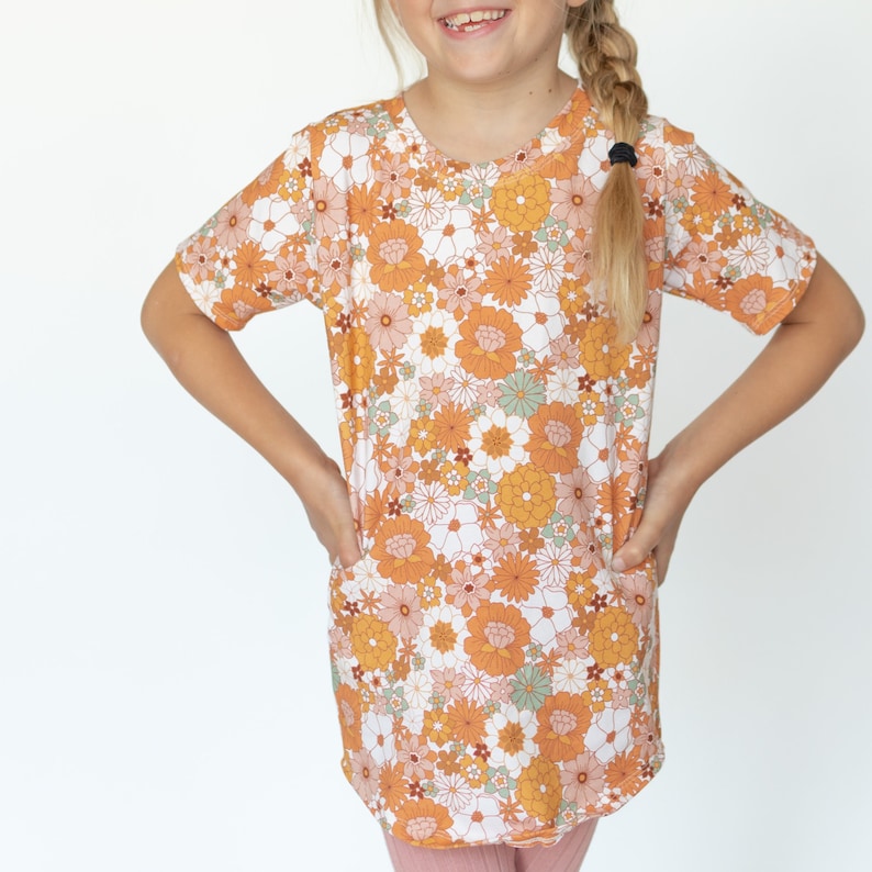 T-shirt à fleurs pour enfants, imprimé vêtements pour fille, chemise colorée à fleurs rétro, haut scandinave bio, t-shirt long assorti pour bébé image 1