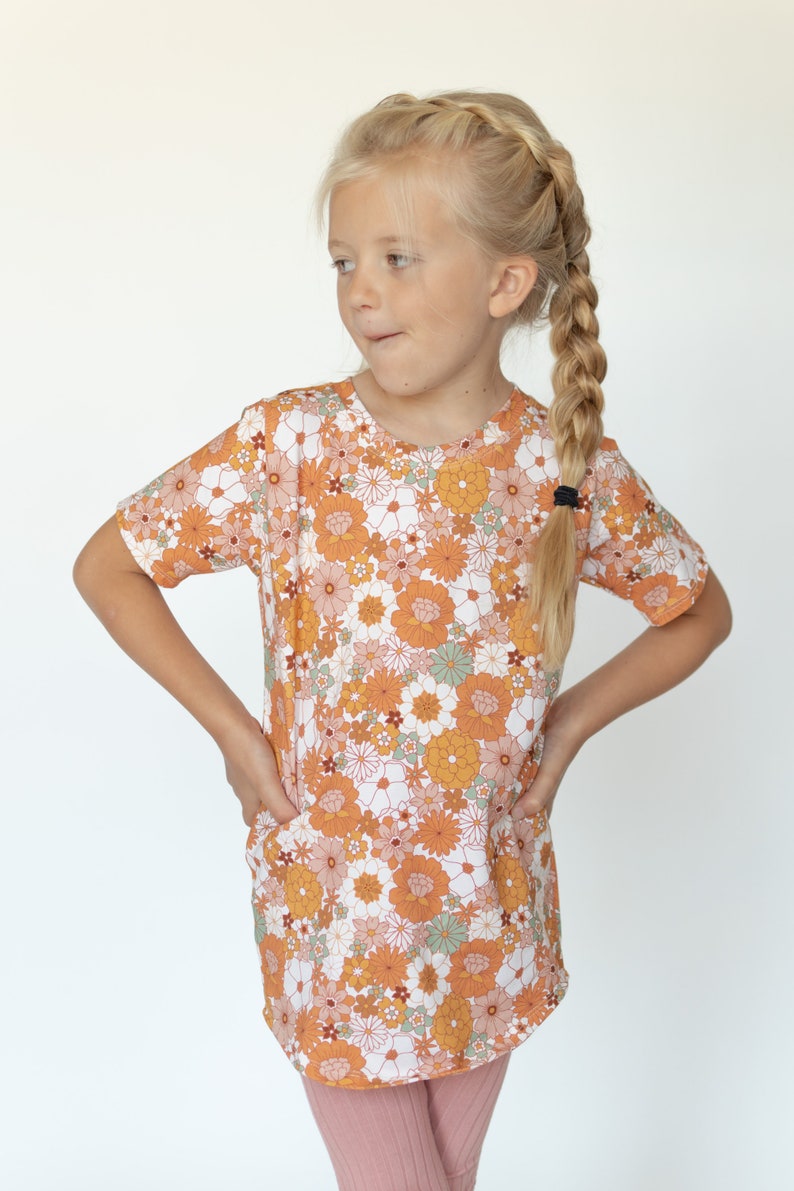 T-shirt à fleurs pour enfants, imprimé vêtements pour fille, chemise colorée à fleurs rétro, haut scandinave bio, t-shirt long assorti pour bébé image 2