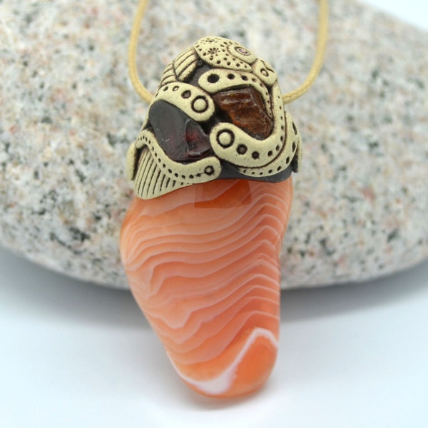 Colgante cornalina con ámbar báltico y granate / joyas / OOAK / arcilla joyería colgante / hecho a mano / mano Sculpted colgante / OrbyCorb