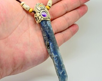 XL Kyanithänge med ametist- och mossagatcabochoner / Rå ädelstensblå kyanit / Handskulpterade helande kristallsmycken / OrbyCorb / OOAK