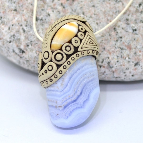 Azul de encaje Ágata colgante con concha / joyas / OOAK / arcilla joyería colgante / hecho a mano / mano estilo esculpido / Azteca / OrbyCorb