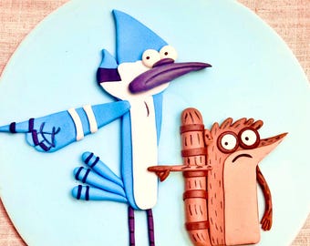 NEU! 2D Auftragsmörder mit Rigby Regular Show Fondant Toppers - Unvergessliche Charaktere auf Ihrem Bday Kuchen.
