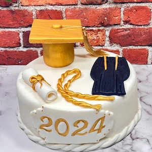Adornos de fondant para birrete de graduación, diploma, toga, cordones de honor y placa de 2024. Disfruta de un pastel de graduación único.