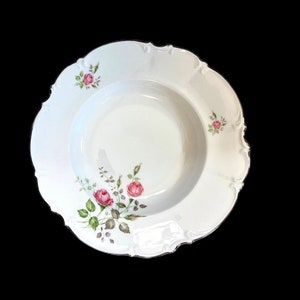 Puede incluir: Tazón de sopa de cerámica blanca con borde festoneado y un diseño floral con rosas rosas y hojas verdes.