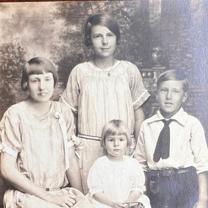 Familien Postkartenfoto, 1920er Jahre, Kleidungsstile der Flapper Ära