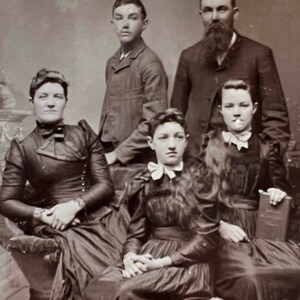 Dos fotografías familiares victorianas
